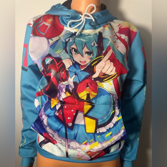 Stylish Black and White Patterned Top - Picture 2 of 12